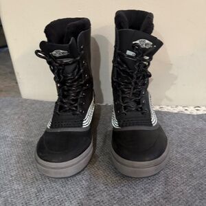 Vans winter boots size  men’s 6 women 7.5